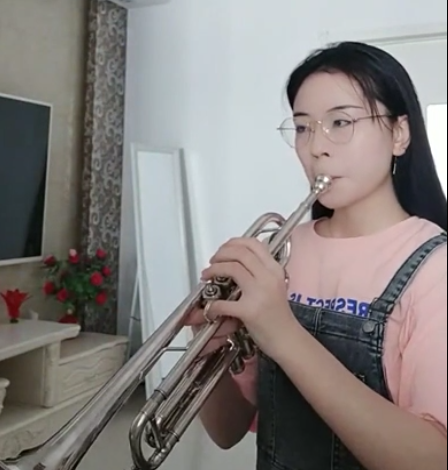 三三  正在直播中... ...